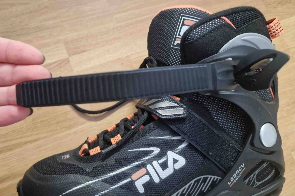 Inline-Skates Damen getestet: Ein Schuh an dem eine Hand den Verschluss hält.