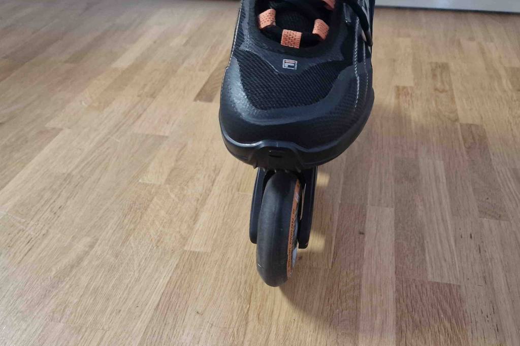 Im Test: Nahaufnahme der vorderen Rolle eines Inline-Skates für Damen.