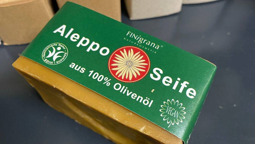 Aleppo-Seife getestet: Nahaufnahme Label aus 100% Olivenöl.