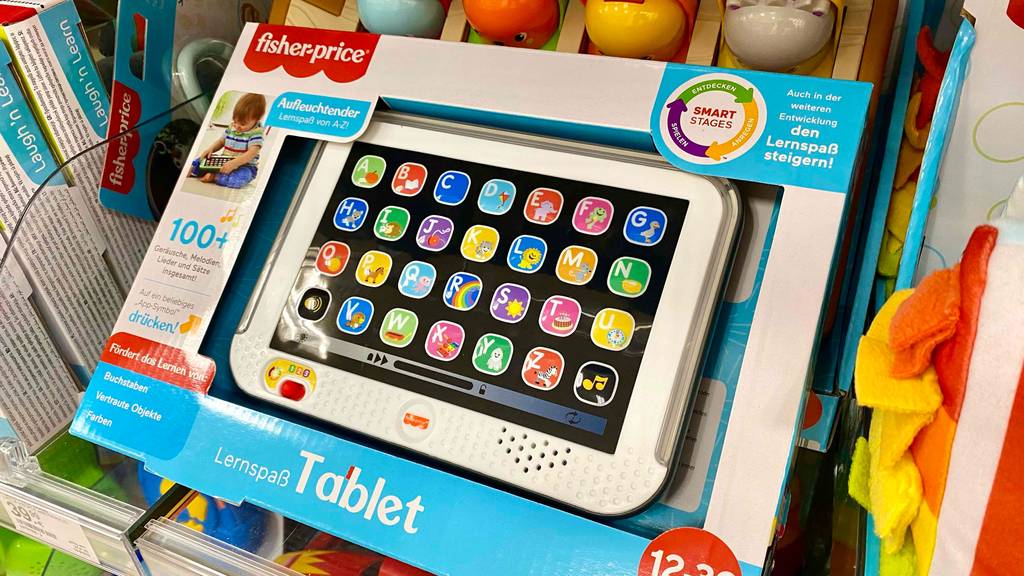 Kinder-Tablet-Test: eine offene Verpackung eines Kinder-Tablets mit Produkt darin steht in einem Regal.