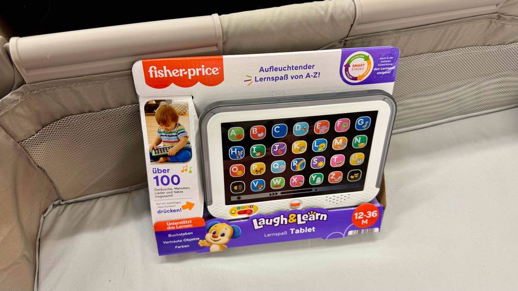 Test- Lernspielzeug ab 1 Jahr: Ein Spieltablet mit leuchtenden Knöpfen und Buchstaben darauf.