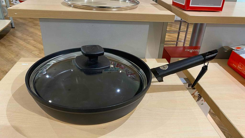 Fissler-Pfanne-Test: Eine Pfanne mit Deckel steht auf einer Holzfläche.