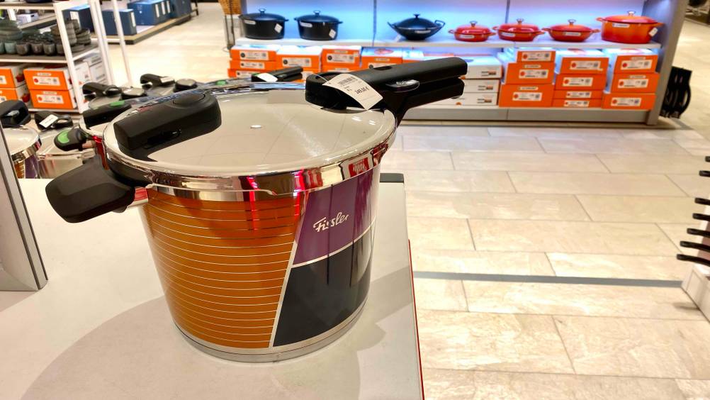 Schnellkochtopf-6-Liter-Test: Ein Schnellkochtopf von Fissler steht in einem Geschäft als Ausstellungsstück.
