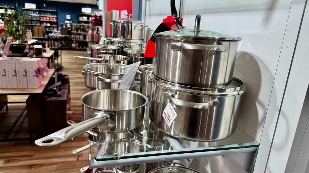 Fissler-Topfset-Test: Mehrere Töpfe sind in einem Geschäft ausgestellt.