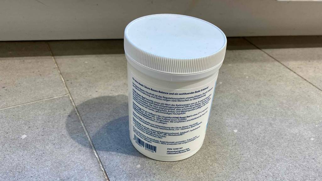 Basenbad im Test: eine weiße Dose Basenbad von der Rückseite ersichtlich.