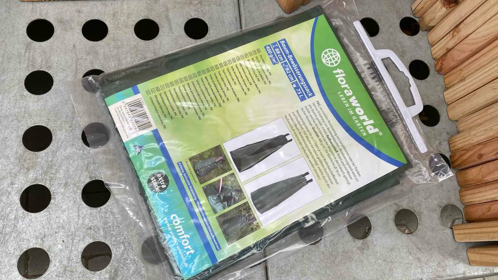 Baumbewässerungssack getestet: Ein Baumbewässerungssack in der Verpackung, im liegenden Zustand.