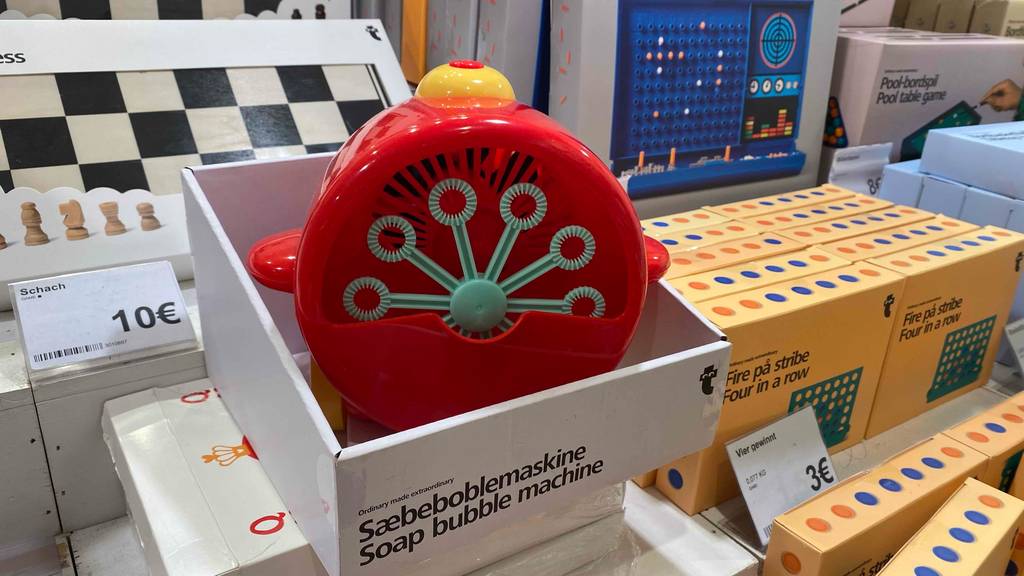Seifenblasenmaschine-Test: Ein Gerät von vorne in einem Karton auf anderen Produkten stehend.