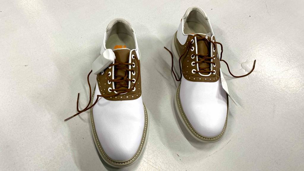 Golfschuh im Test: ein Paar Golfschuhe mit geöffneten Schnürsenkel.