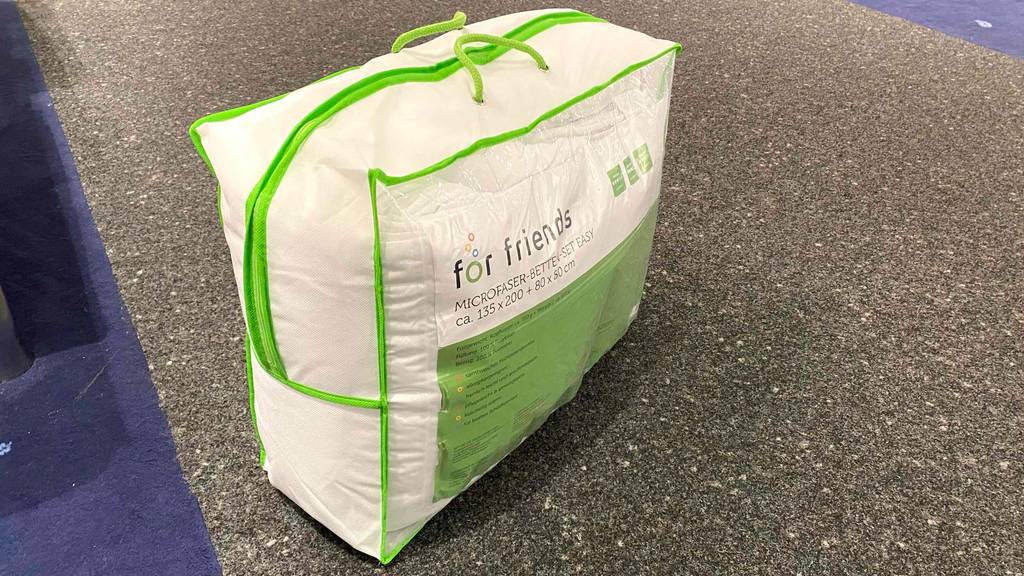 Im Test: Eine verpackte Microfaser-Bettdecke auf einem grauen Boden.
