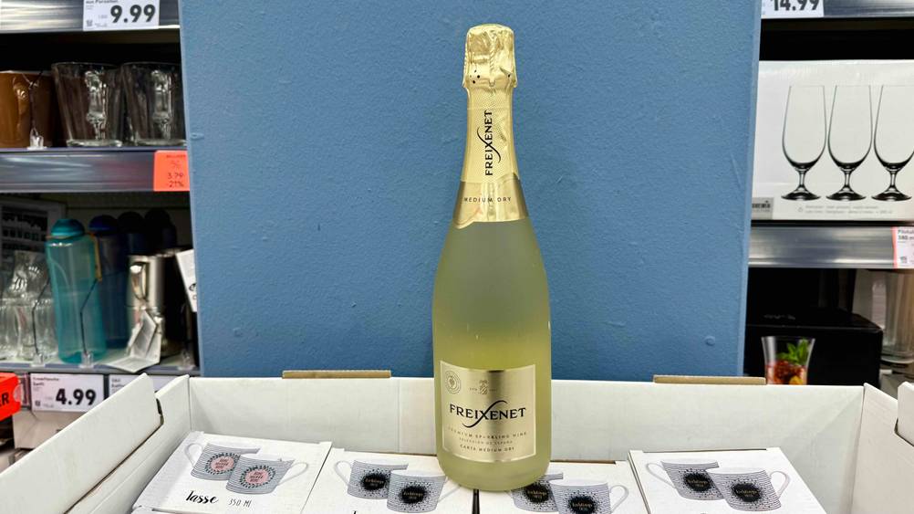 Der getestete Freixenet-Sekt steht in einem Geschäft.