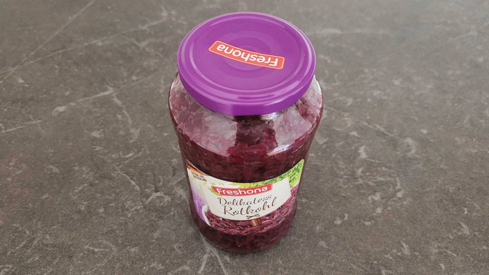 Rotkohl im Test: Ein Glas Rotkohl von schräg oben auf dunkler Fläche