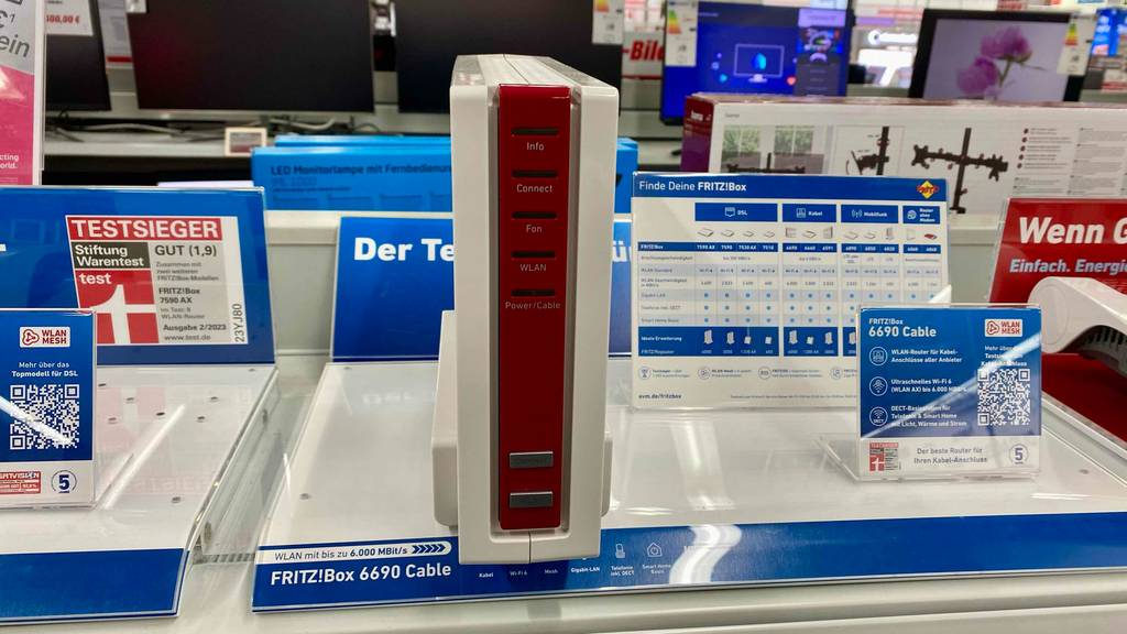 WiFi-6-Router getestet: Ein Gerät von vorne auf einer Austellungsfläche.