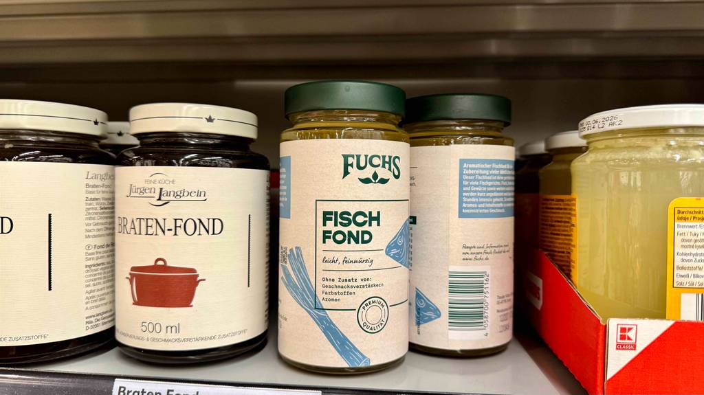 Getestet: Mehrere Gläser Fischfond stehen in einem Regal.