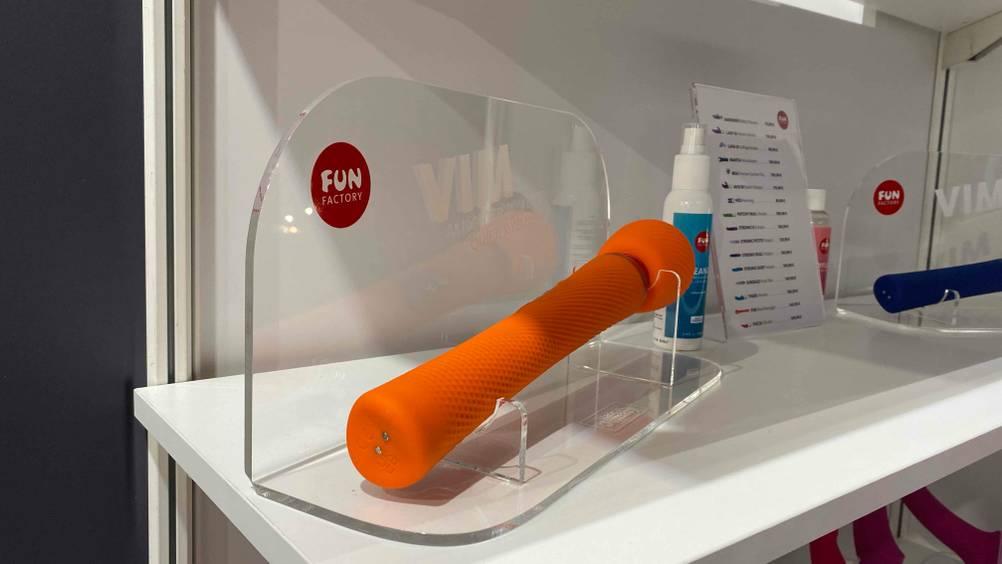 Im Test: Ein Magic Wand in einem Acryständer von schräg hinten in einem Regal.