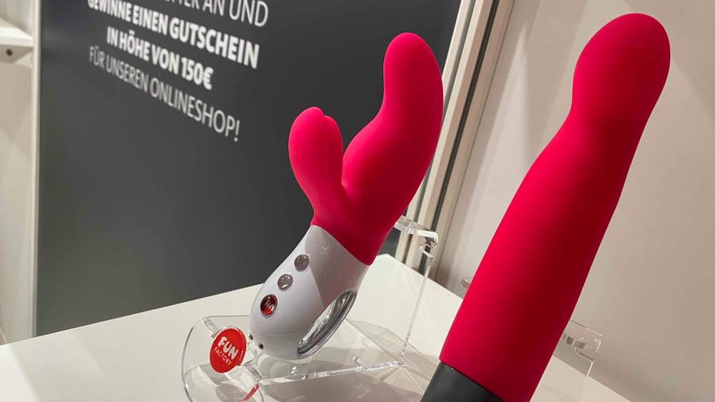 Fun-Factory-Vibrator getestet: Ein Gerät schräg von der Seite auf einem Regal.