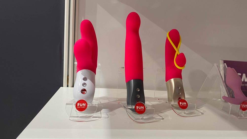 Im Test: Ein Fun-Factory-Vibrator neben anderen Produkten in einem weißen Regal.