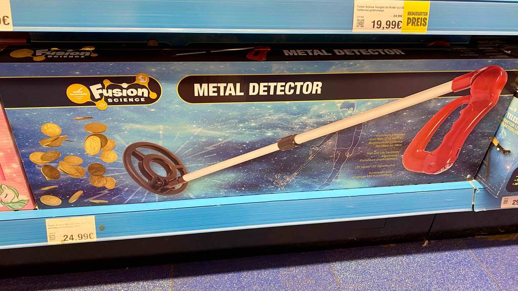 Im Test: Ein verpackter Metalldetektor für Kinder im Regal stehend.