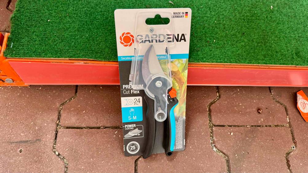 Die getestete Gardena-Gartenschere, ist mit einem Klingenschutz an der Verpackung befestigt.