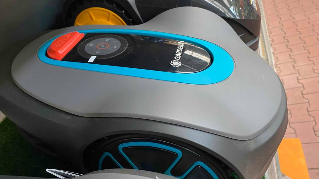 Gardena-Mähroboter getestet: Mähroboter von der Seite in einem Regal stehend.