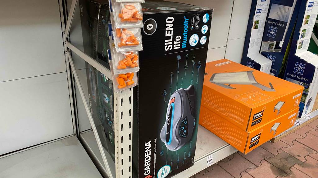 Gardena-Mähroboter im Test: Verpackung von Mähroboter der Marke Gardena in einem Regal aufrecht stehend.