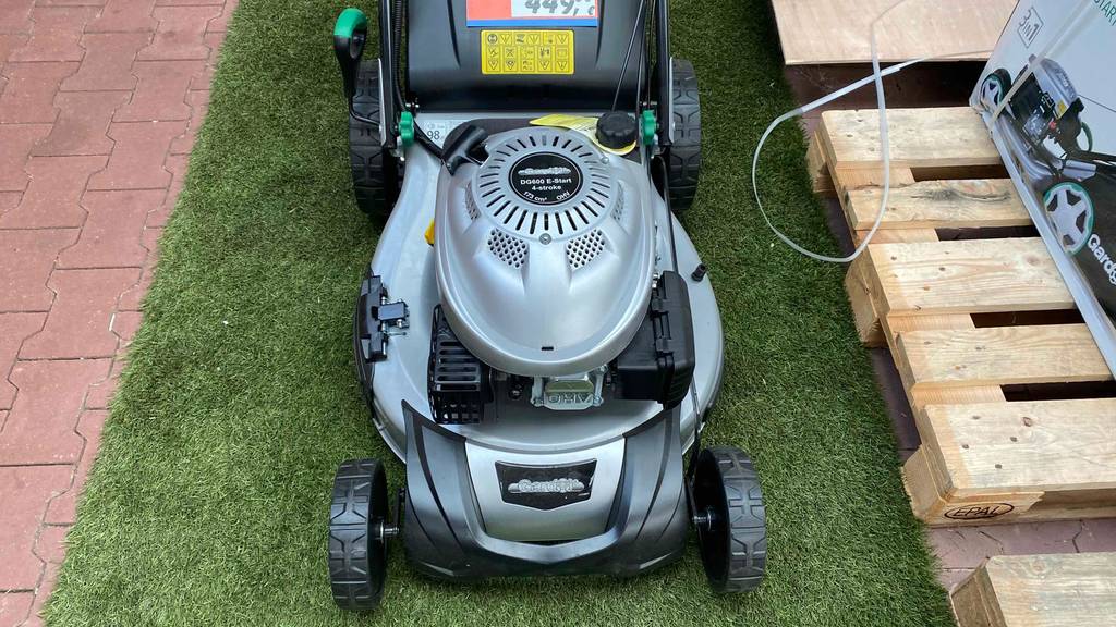 Rasenmäher-56-cm-Schnittbreite-Test: Rasenmäher von vorn mir schwarzen Rädern.