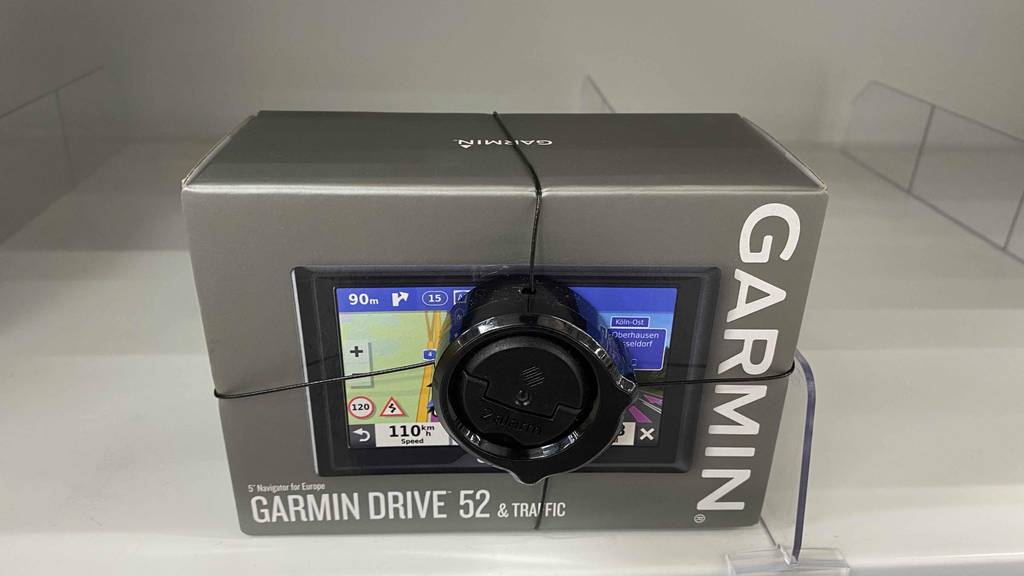 Navigationsgeräte getestet: Ein verpacktes Gerät steht auf einer hellen Fläche.