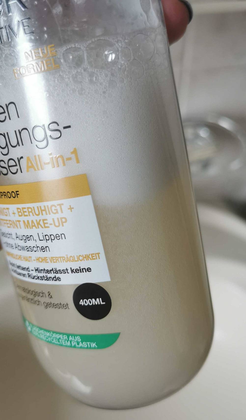 Mizellenwasser im Test: eine Flasche Mizellenwasser von der Seite ersichtlich.