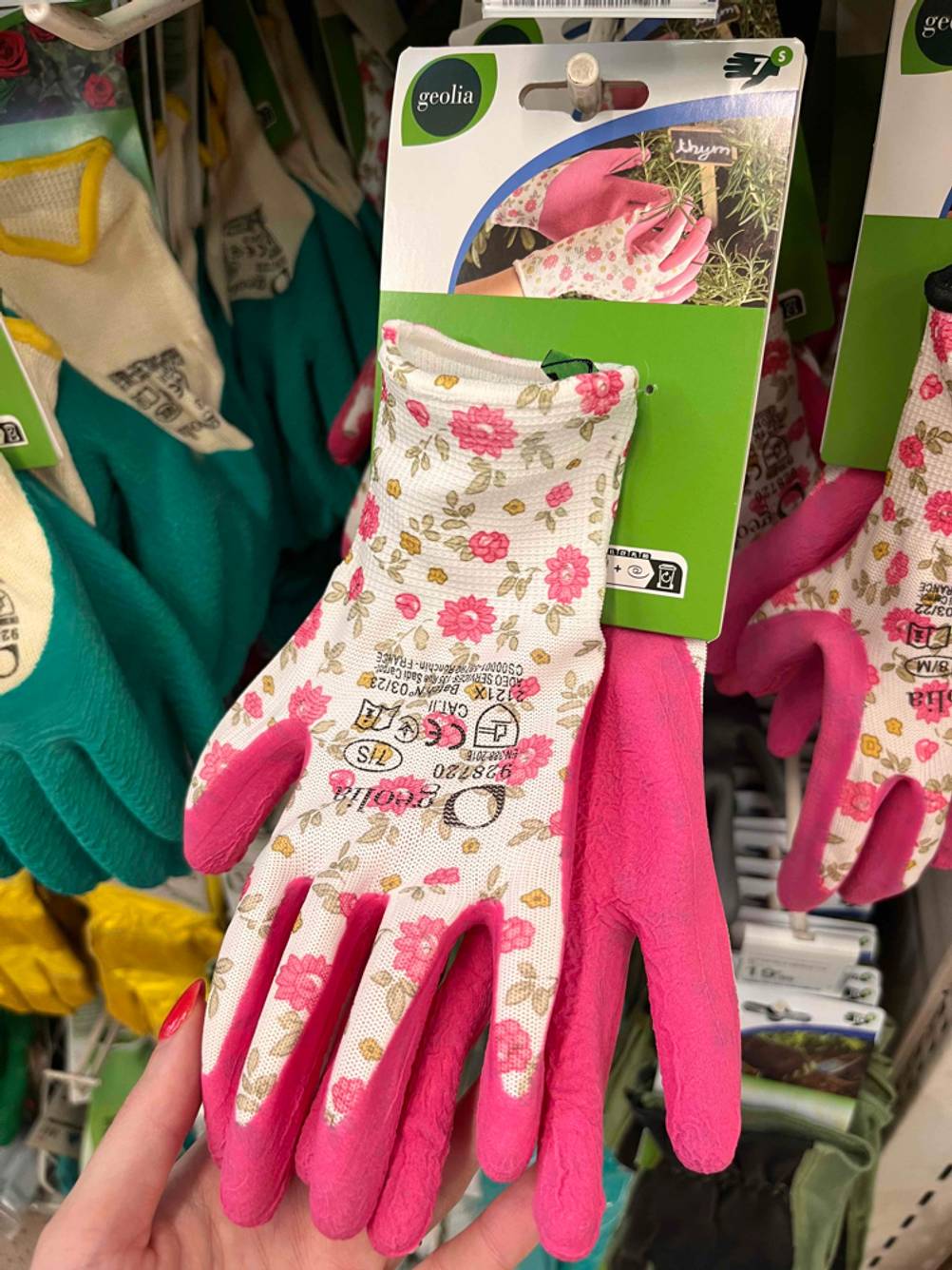 Schnittschutzhandschuhe getestet: Ein Paar Handschuhe hängen im Regal