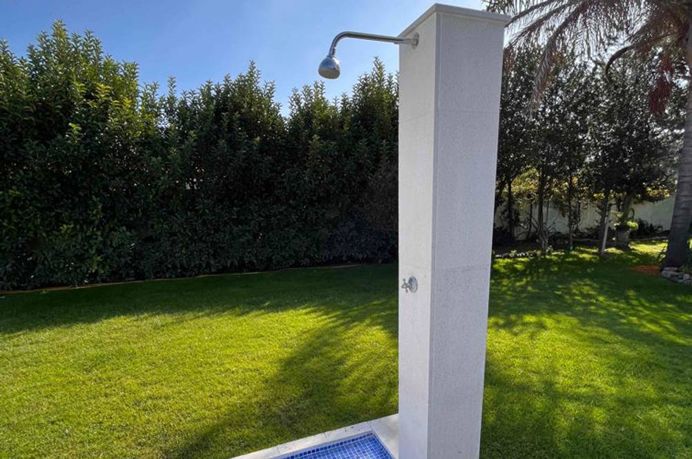 Gartendusche getestet: Eine Dusche von der Seite.