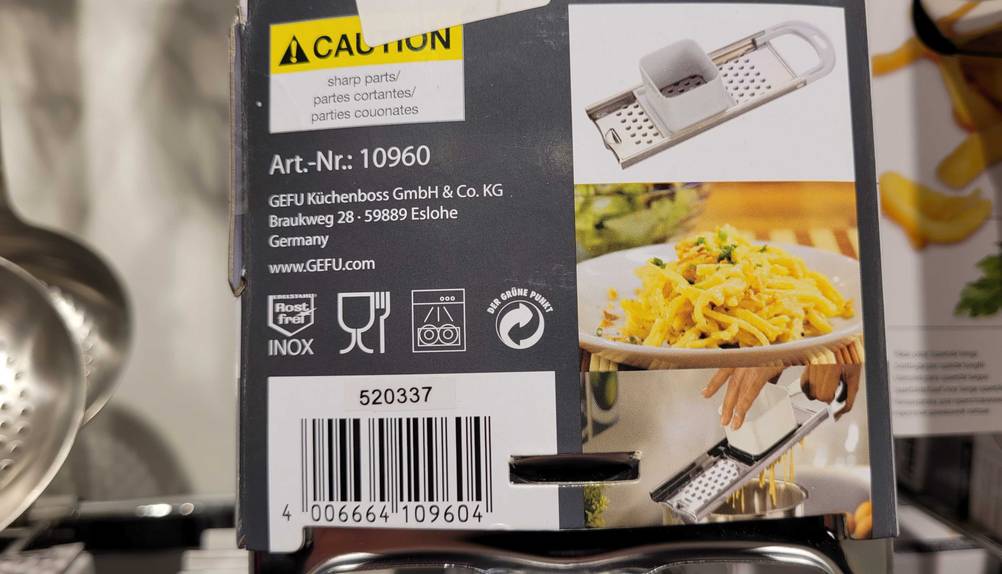 Die Verpackung der Spätzlehobel in Nahfuanhme, mit verschiedenen Hinweisen zum Produkt.