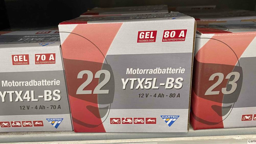 Im Test: Eine Motorrad-Batterie steht neben anderen Produkten im Regal.