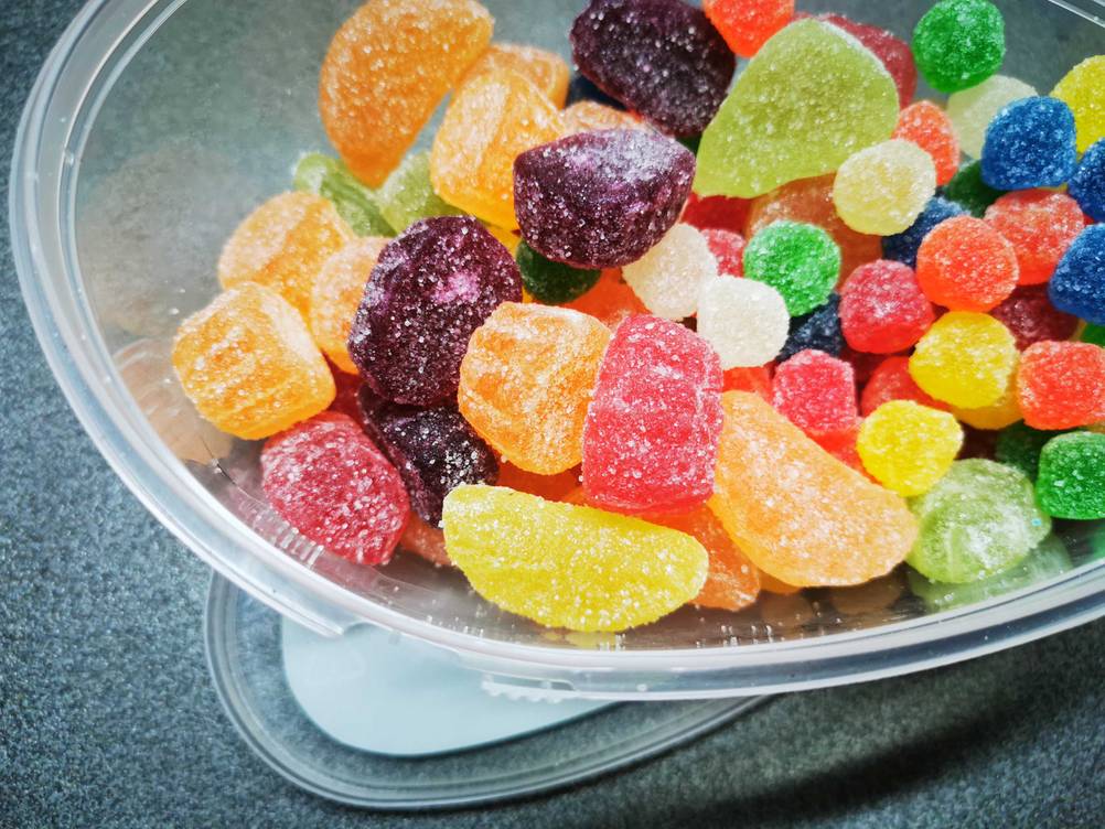 Geleefrüchte-Test: Verschiedene Geleefrüchte befinden sich in einer Plastikbox.