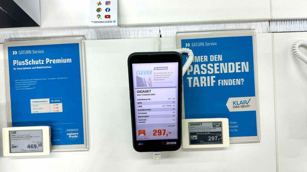 Das getestete Gigaset-Smartphone ist in einem Geschäft ausgestellt, mit verschiedenen Infos zum Modell ersichtlich.