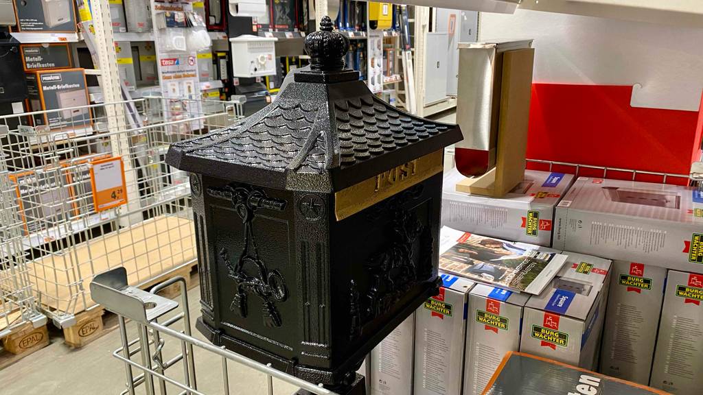 Ein getesteter Standbriefkasten mit der Aufschrift Post darauf.
