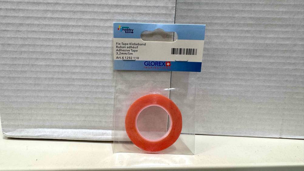 Das getestete Klebeband lehnt an einem Karton.