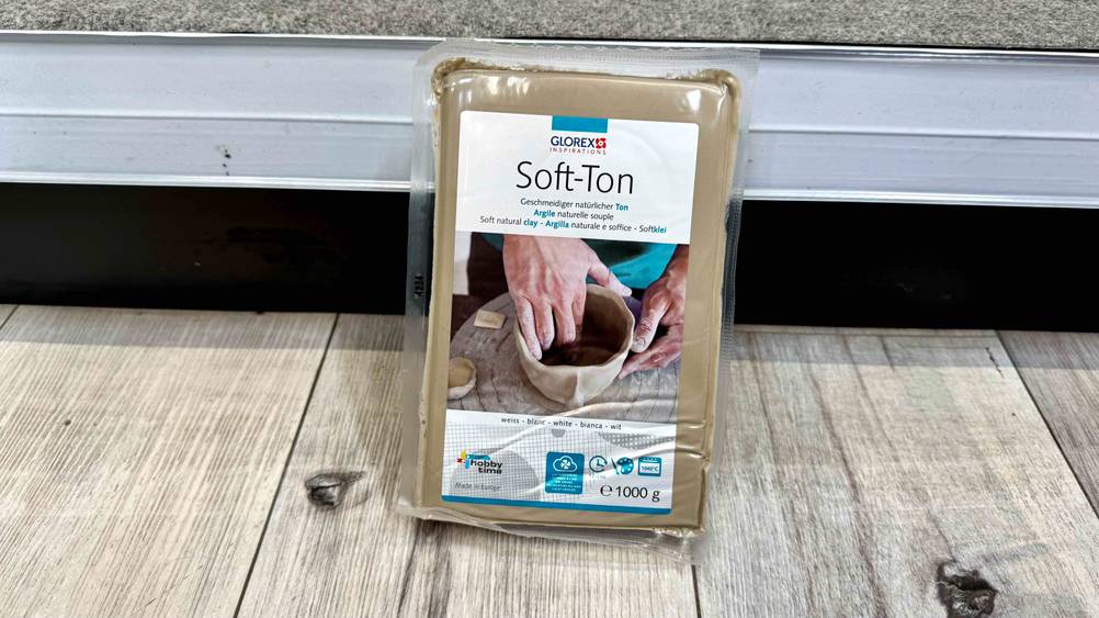Der getestete Soft-Ton mit einem Inhalt von 1.000 g lehnt an einem Regal.