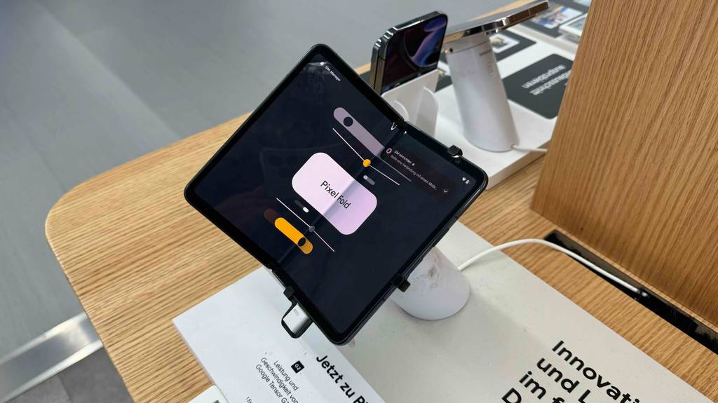 Test: Ein Phablet das auf einer Seite geklappt wurde.