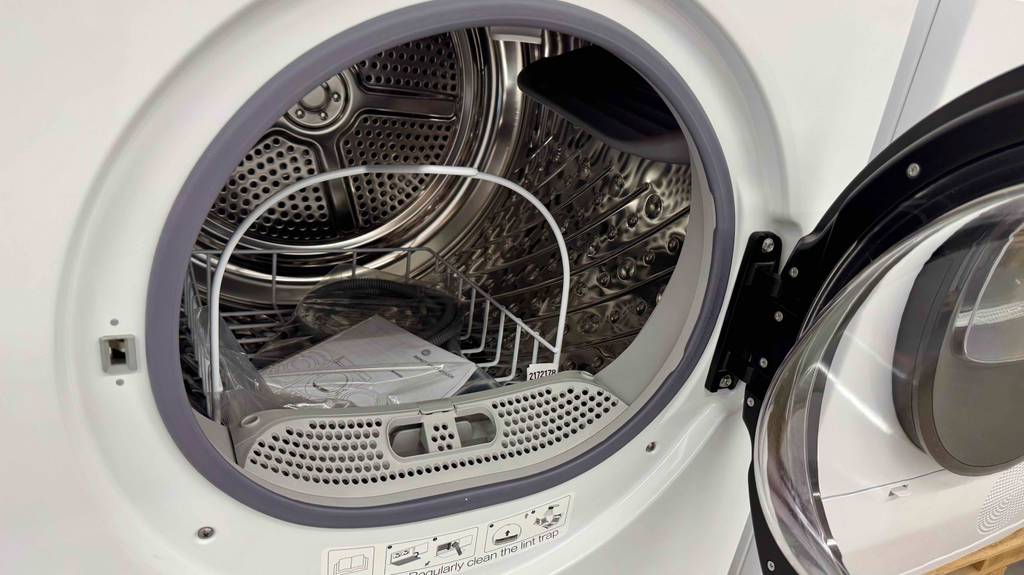 Detailansicht der Trommel inklusive Zubehör eines getesteten Gorenje-Wärmepumpentrockners.