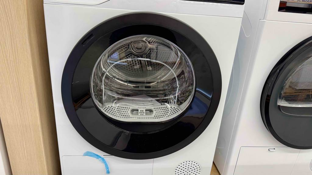 Detailansicht der Trommel inklusive Zubehör eines geschlossenen Gorenje-Wärmepumpentrockners im Test.