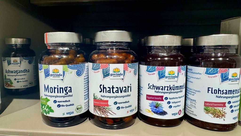 Shatavari im Test: Mehrere braune Dosen mit dem Nahrungsergänzungsmittel stehen nebeneinander auf einem Verkaufsregal.