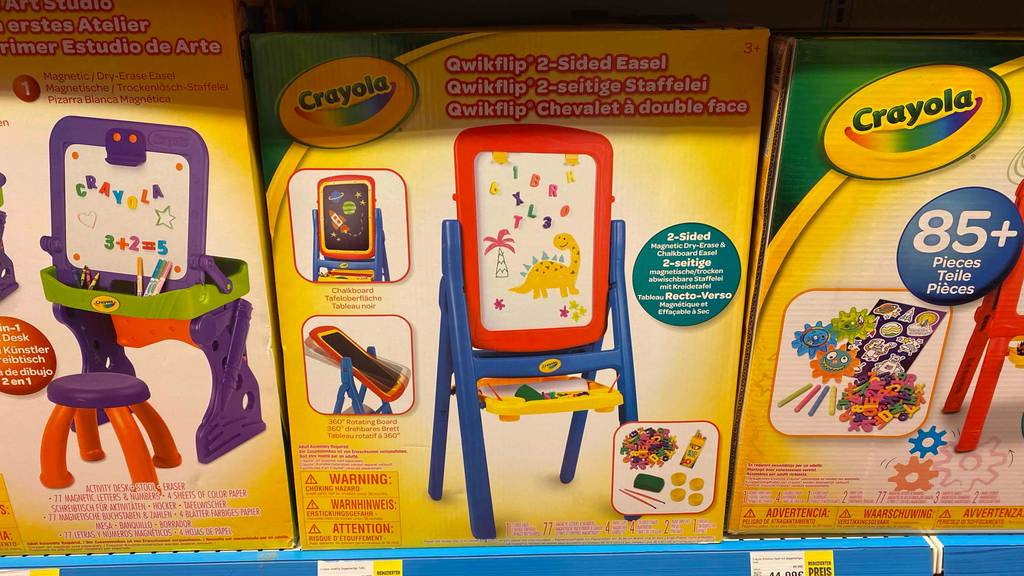 Im Test: Mehrere verpackte Kindertafeln nebeneinander im Regal.