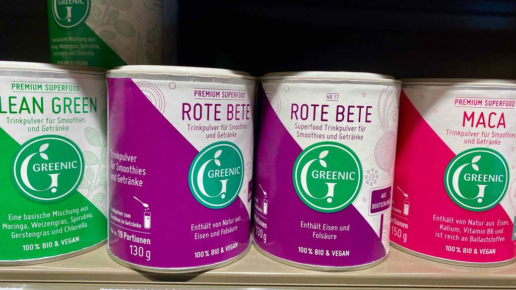 Im Test: Zwei Dosen Rote-Beete-Pulver stehen neben anderen Produkten in einem Regal.
