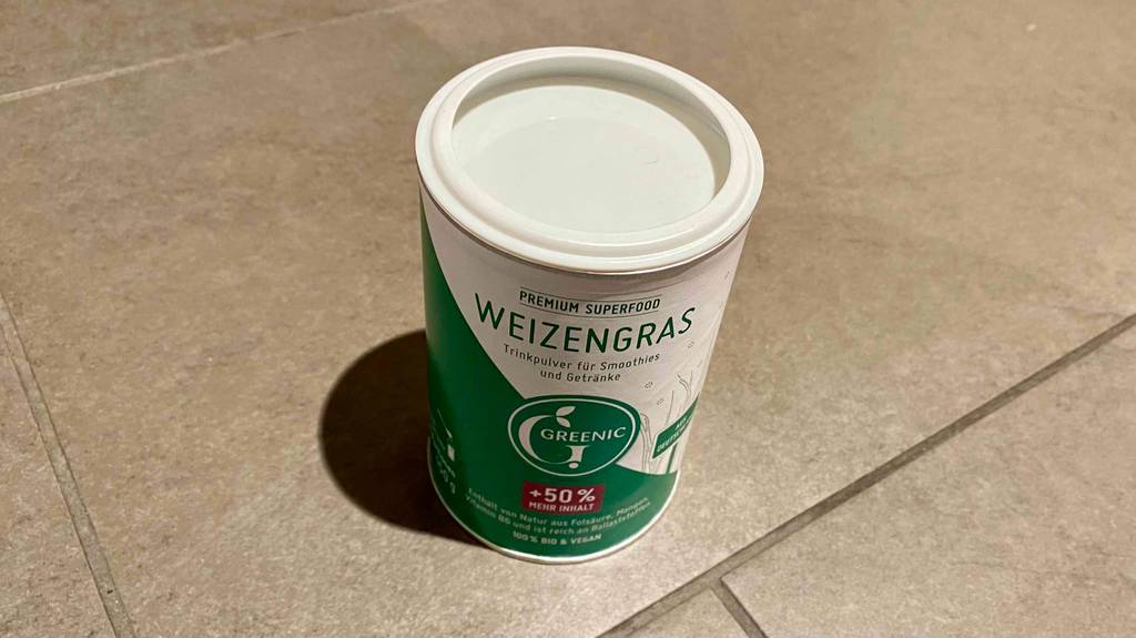 Weizengraspulver getestet: Eine Dose steht auf einer Fliesenoberfläche.