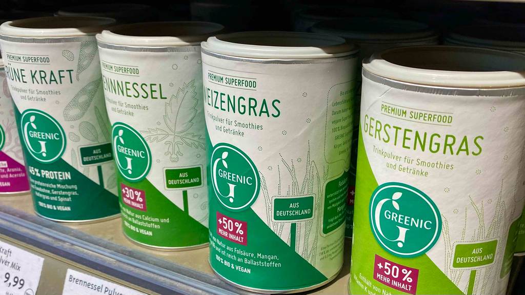 Im Test: In einem Regal steht neben anderen Produkten eine Dose Weizengraspulver.