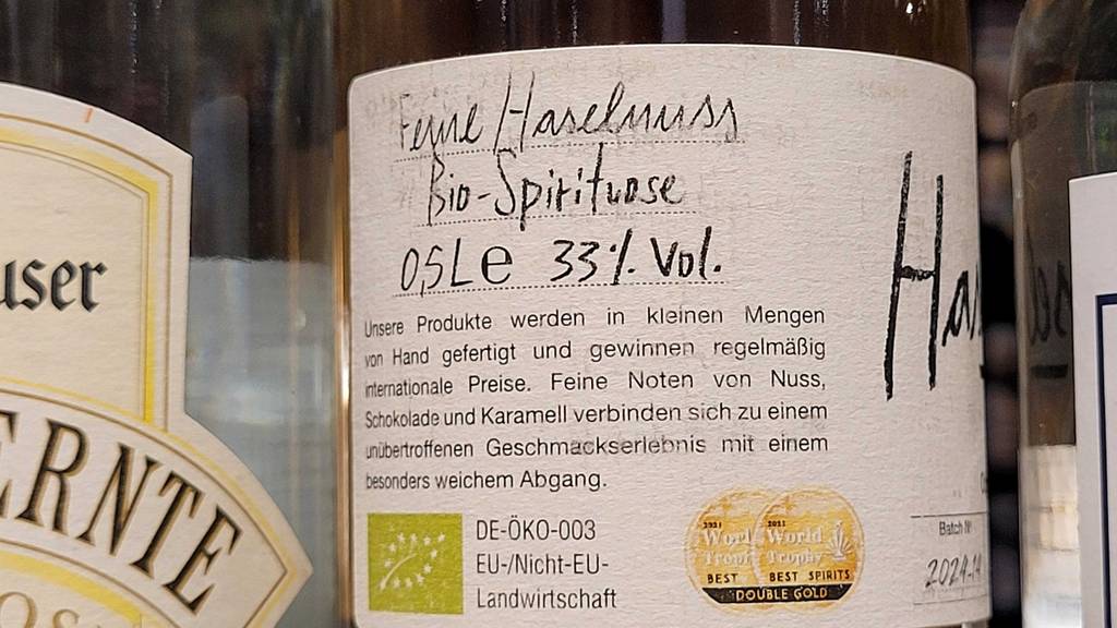 Detailansicht des Etiketts mit Produktangaben auf der Flasche mit dem Nusslikör im Test.