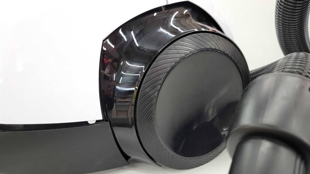 Die Räder des getesteten Staubsaugers mit 800 Watt in Nahaufnahme.