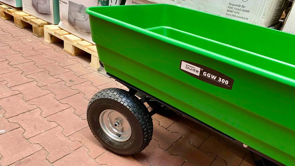 Gartenwagen-Test: vorderer Reifen eines grünen Gartenwagens im Fokus.