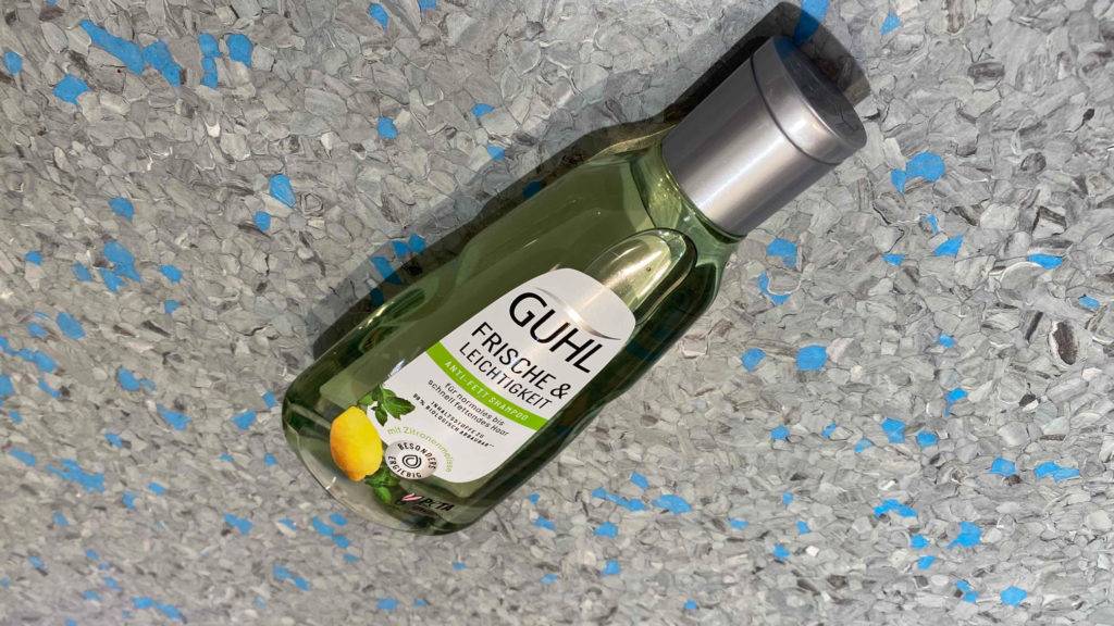 Guhl-Shampoo getestet: Shampoo-Flasche liegt auf einer marmorierten Fläche mit verschlossenem Deckel.