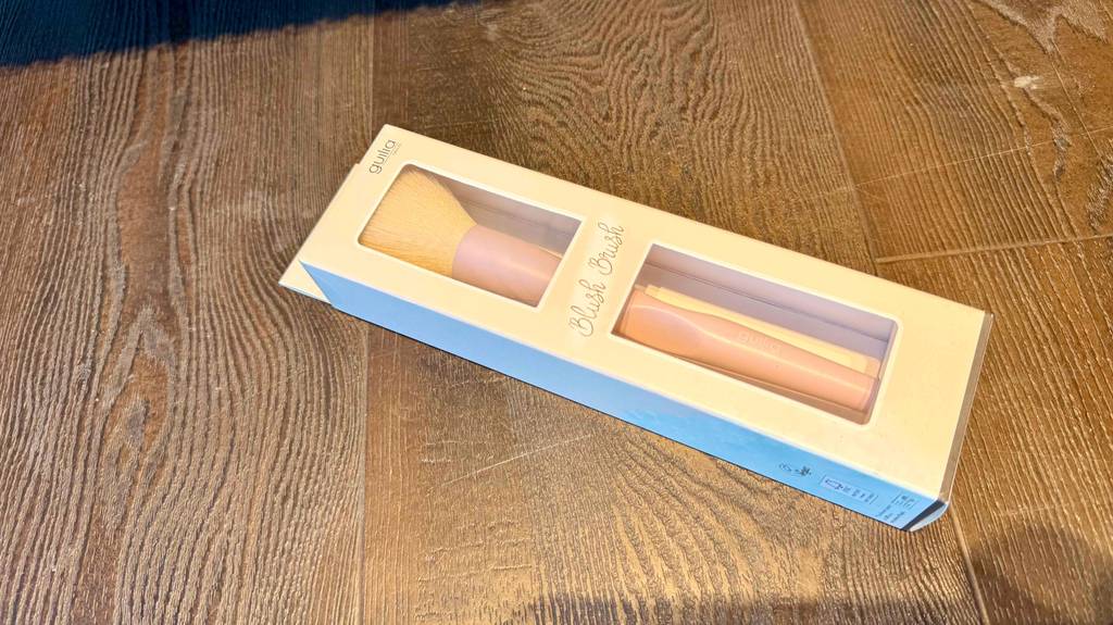 Der getestete Rougepinsel, der sich in der Verpackung befindet in Nahaufnahme