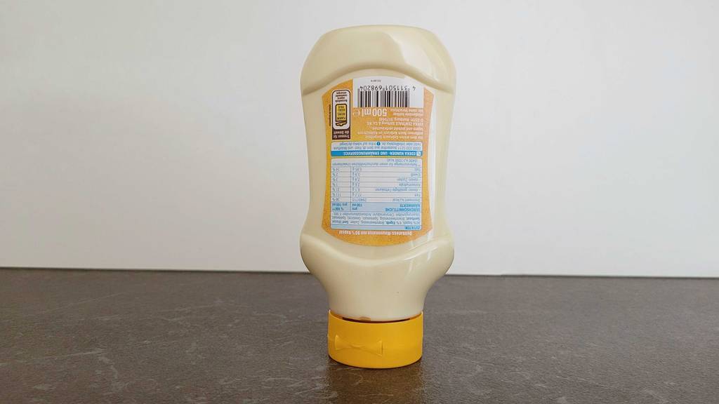 Mayonnaise im Test: Eine Flasche steht auf dem Deckel die Rückseite nach vorne
